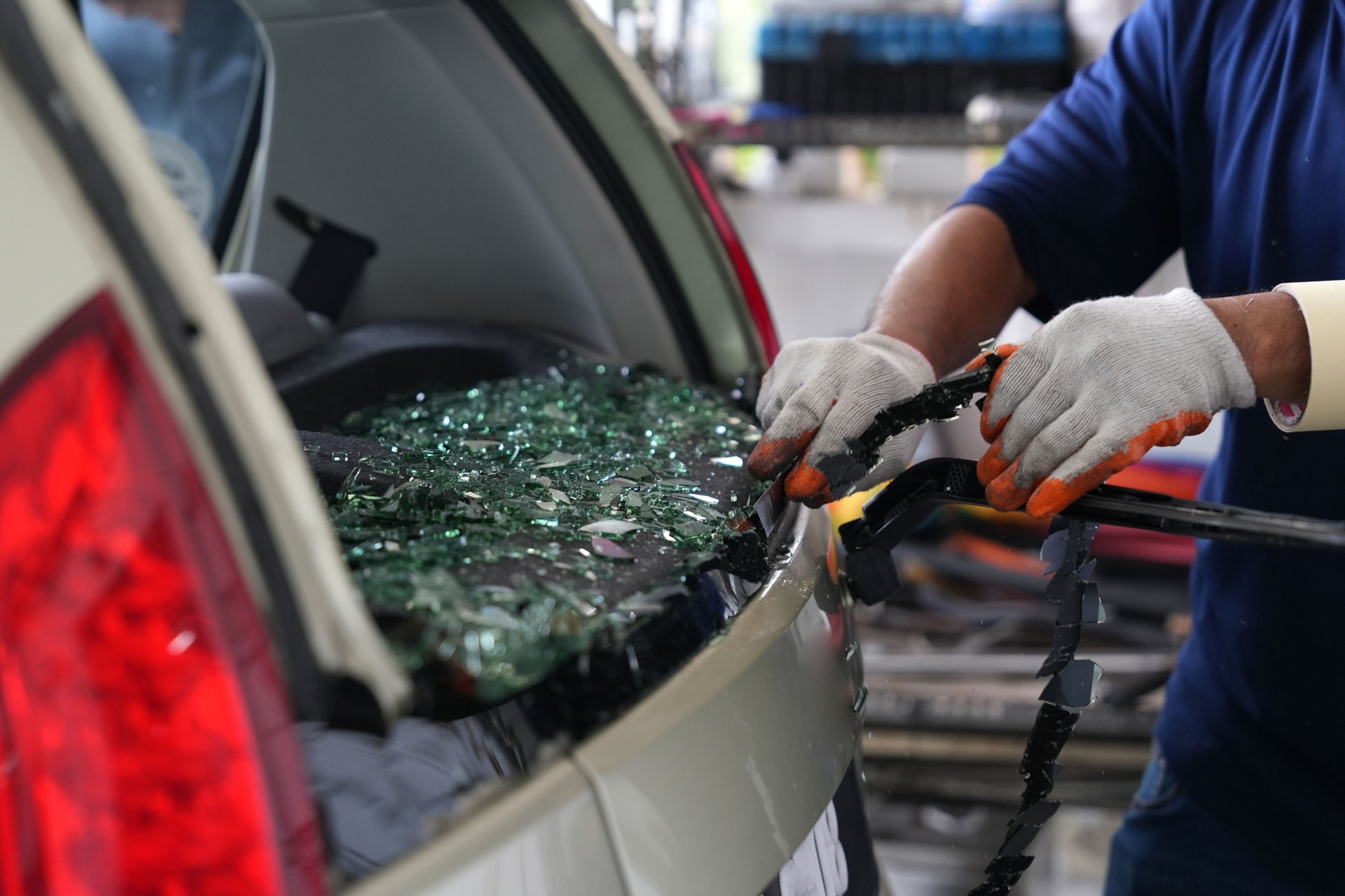 Windshield windscreen replacement in garage